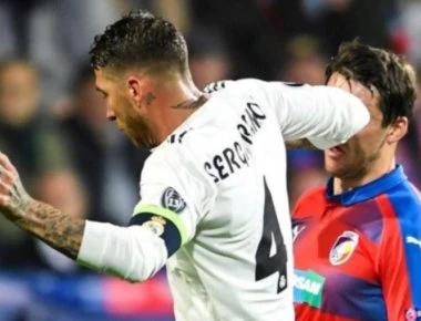 Νοκ-άουτ απ’ τον Σέρχιο Ράμος με αγκωνιά στη μύτη! (βίντεο)